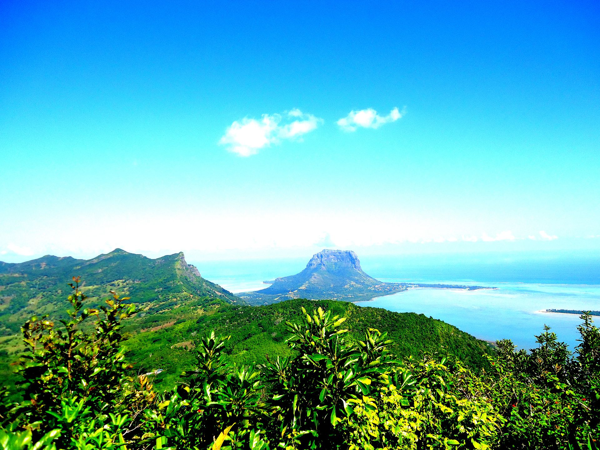 Le Monde Mauritus Background